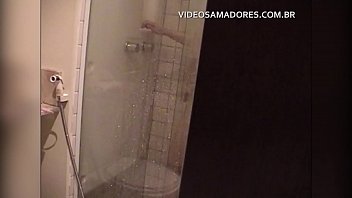 Homem voyeur filma morena novinha nua no chuveiro sem ela perceber
